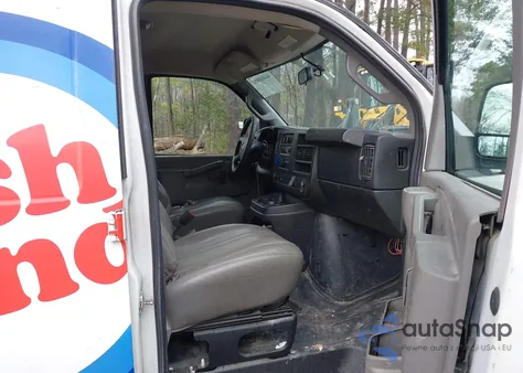 2017 Chevrolet Express 2500 Work Van z USA, uszkodzony, nr VIN 1GCWGAFF1H1121696